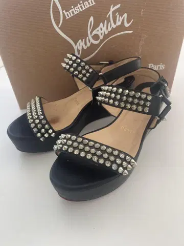 Christian Louboutin 스터드 샌들 35