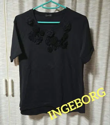 [ 착용 횟수 1회 ] INGEBORG 블랙 반팔 티셔츠 플라워 모티브