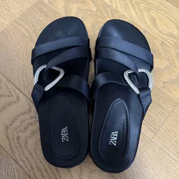 ZARA 큐빅 플랫 샌들 (35) (블랙)