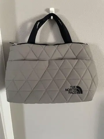 THE NORTH FACE 퀼팅 토트백 카키 핸드백