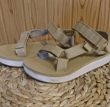 Teva 샌들