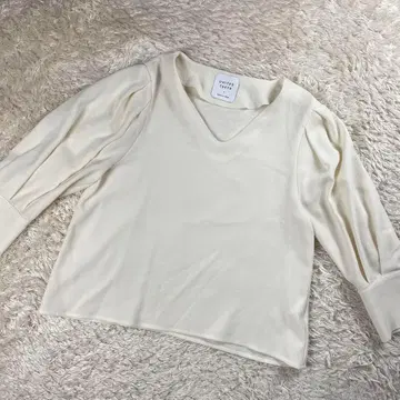 새상품급 유나이티드 도쿄 V넥 퍼프 슬리브 블라우스