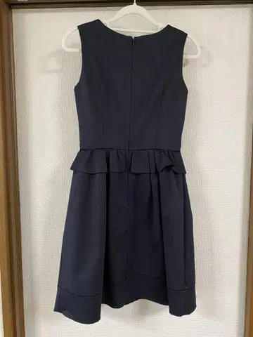 네이비 프릴 슬리브리스 드레스