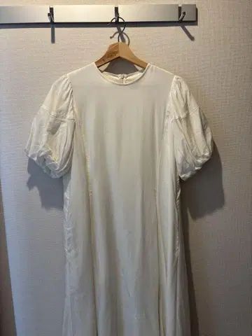 화이트 퍼프 슬리브 롱 드레스