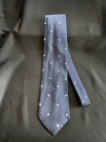 ARMANI 네이비 스퀘어 패턴 넥타이