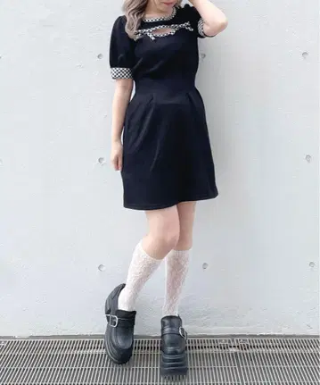 프론트 오픈 백리본 원피스