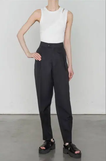 새상품급 HYKE DOESKIN TAPERD PANTS 사이즈 1 블랙