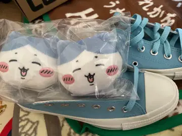 파란색 캔버스 스니커즈 캐릭터 포함