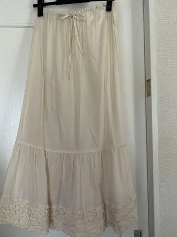 크림색 프릴 롱 페티코트