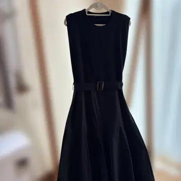 ZARA 블랙 슬리브리스 플레어 원피스
