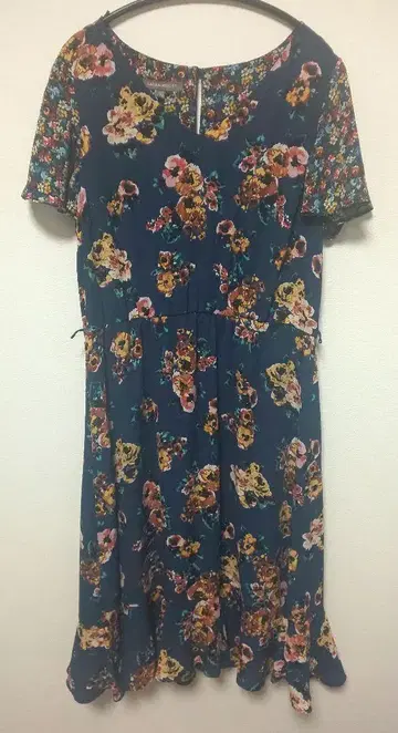 LAURA ASHLEY 꽃무늬 밑단 프릴 원피스 네이비