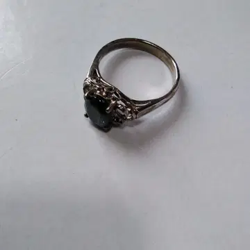 검은색 보석 장식 반지