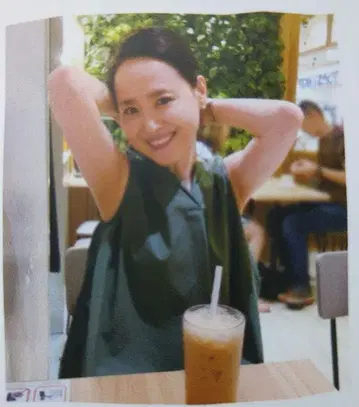 마츠다 세이코 씨 착용 슬리브리스 그린 블라우스 회보지