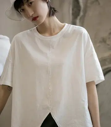 화이트 반팔 티셔츠 앞면 슬릿