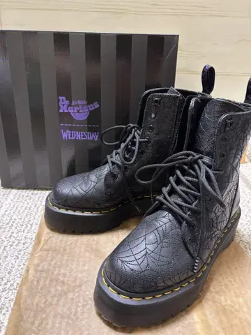 [새상품급] Dr. Martens Wednesday 블랙 부츠 5 US