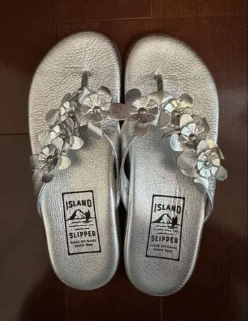 ISLAND SLIPPER 실버 플립플랍 박스 포함