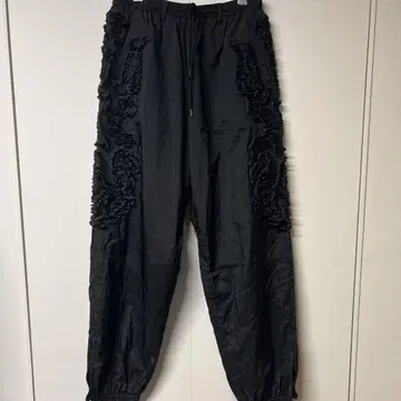 TAAKK 테이프 자수 팬츠