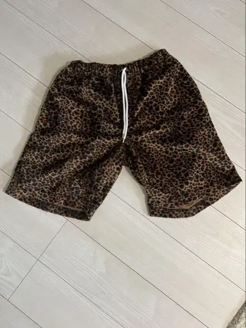 레오파드 무늬 숏팬츠