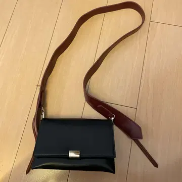 ZARA 블랙 숄더백 브라운 스트랩 포함