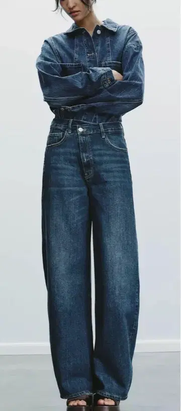 ZARA TRF 배기 크로스 허리 미드 라이즈 청바지