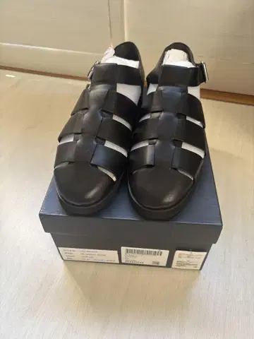 뷰티 앤 유스 구르카 샌들