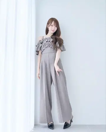 rosemuse Off shoulder frills romper 로제뮤