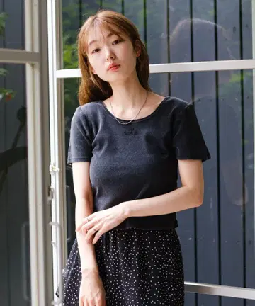 Kastane 피그먼트 자수 로고 티셔츠 블랙 프리사이즈 2025SS