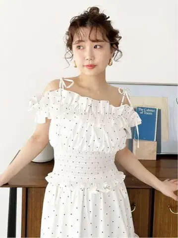 LILY BROWN 2way 데콜테 프릴 상의
