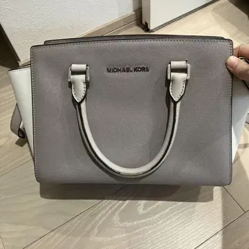 MICHAEL KORS 그레이 화이트 숄더백