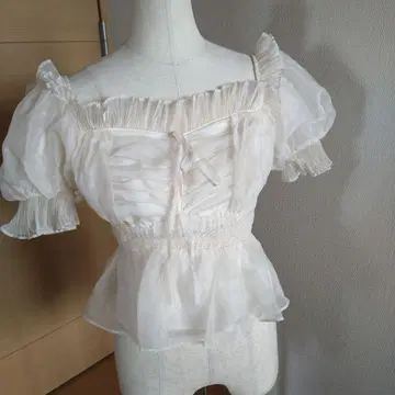 SNIDEL 개더 프릴 오프숄더 블라우스 아이보리