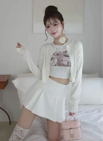 미사용 새상품 UV 컷 엠블럼 니트 가디건 WHT