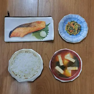 일본 가정식 파우치 세트 흰 쌀밥, 된장국, 구운 연어, 시금치 깨무침