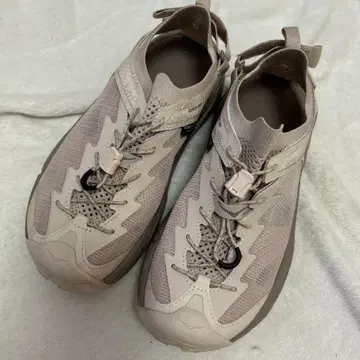 HOKA 트레일 신발 베이지 카키
