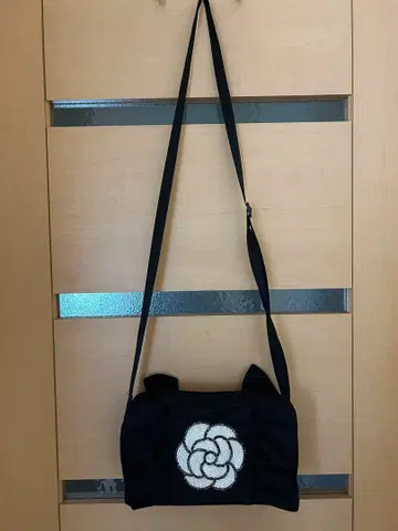 루루 컬렉션 프릴이 귀여운 까멜리아 미니백 새상품급