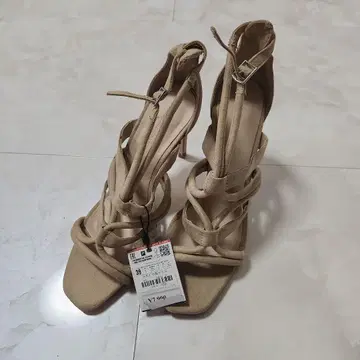 미사용 새상품 택 포함 ZARA BASIC 베이지 샌들 39 사이즈