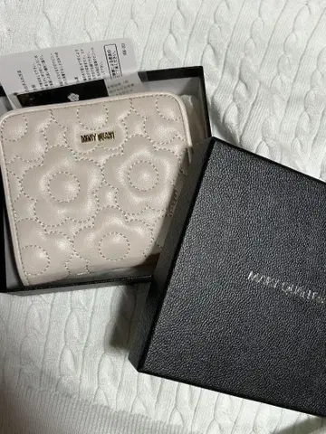 MARY QUANT 꽃무늬 엠보싱 반지갑