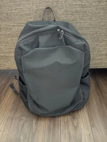 심플 블랙 백팩