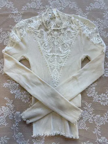 오스칼리토 아이보리 레이스 장식 긴팔 상의
