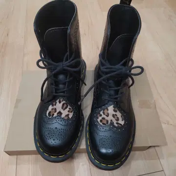 Dr. Martens 8홀 부츠 레오파드 하트 레오파드 무늬