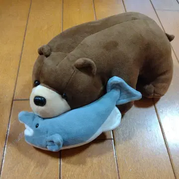 연어 먹는 곰 봉제 인형 오브제