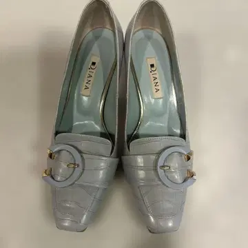 [새상품급] DIANA 라이트 블루 악어 엠보싱 펌프스 23cm