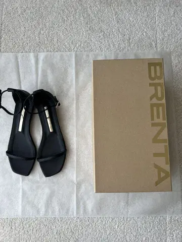 BRENTA 블랙 스트랩 샌들
