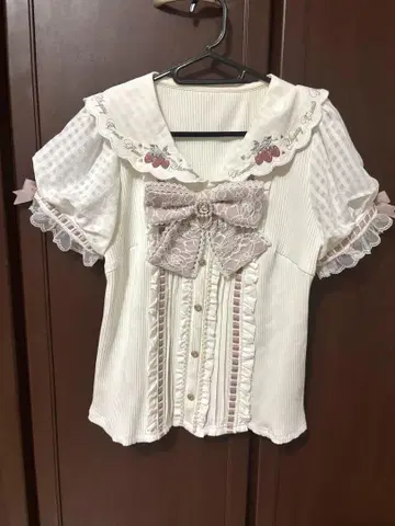 lizlisa 스트로베리 자수 세일러 리브 블라우스
