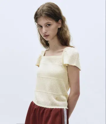 [MARITHE] W RUFFLE STRAP KNIT TOP