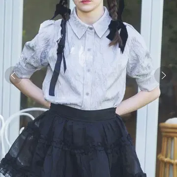 [새상품] lovilyn 라비린 자카드 반팔 블라우스 레이스
