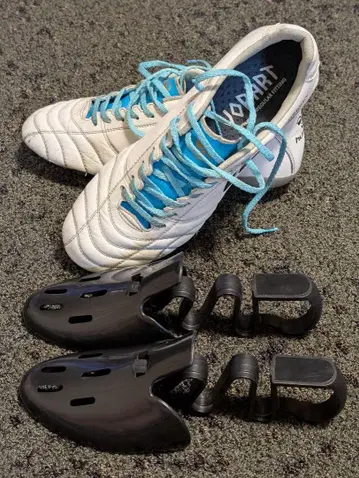 험멜 볼라트3 PRO 정가 19,800엔 사이즈 25.5cm