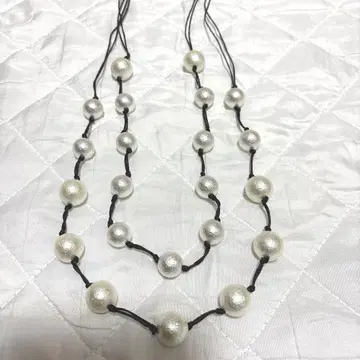 검정 끈 흰색 화이트 장식 목걸이