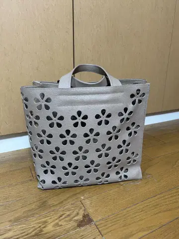 새상품급 FURLA 베이지 꽃무늬 컷 토트백