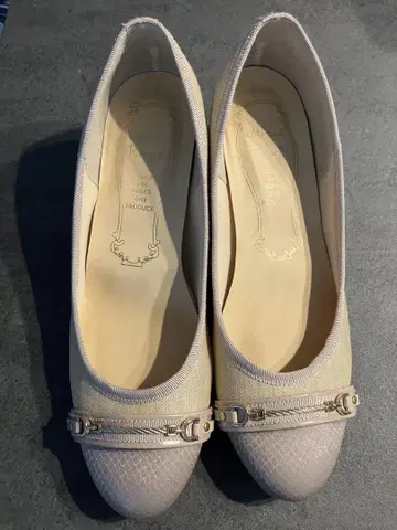 베이지 펌프스