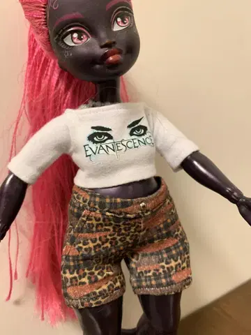몬스터하이 캐티느와르 티셔츠, 숏팬츠 2